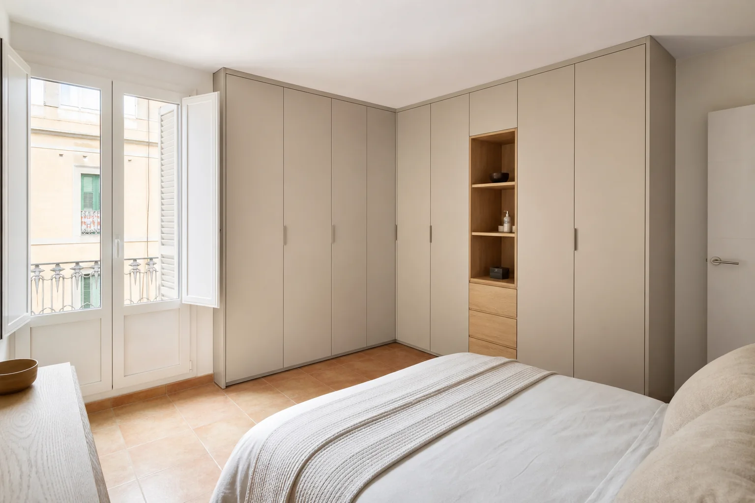 Armarios a medida para pared irregular en Finestrat